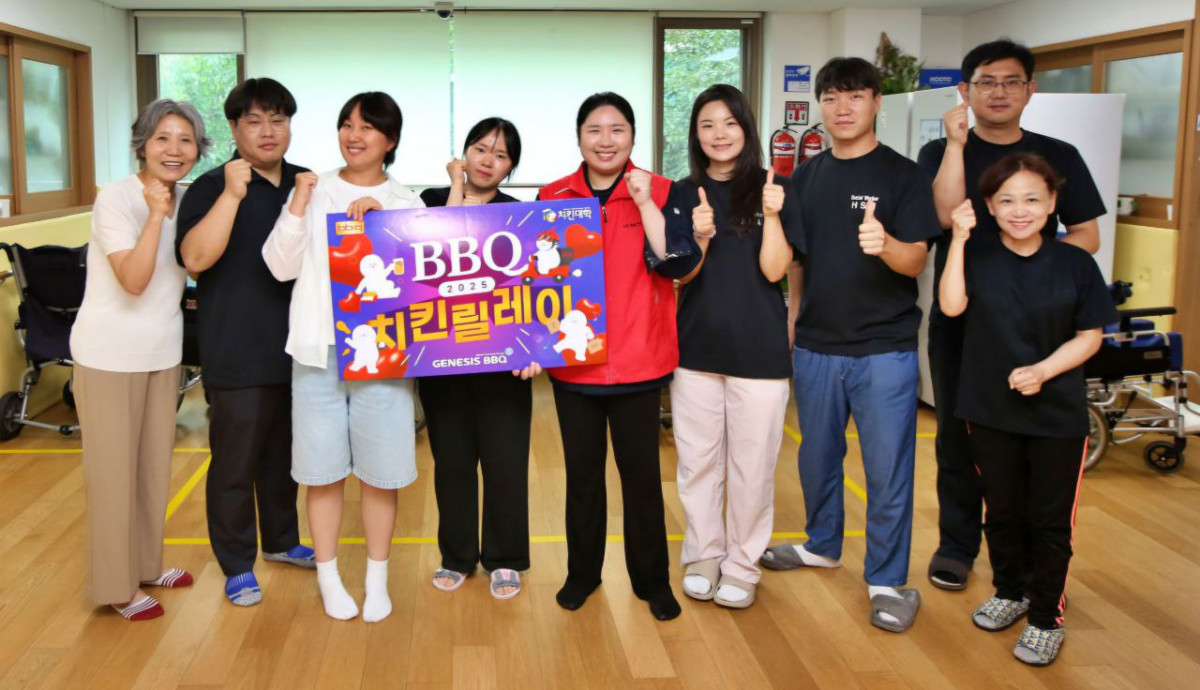 ▲국내 대표 치킨 프랜차이즈 제너시스BBQ 그룹이 최근 경기도 안산시에 위치한 장애인주간보호시설을 찾아 ‘찾아가는 치킨릴레이’ 사회공헌 활동을 진행하며 총 130인분의 치킨을 전달했다고 18일 밝혔다. (사진제공=제너시스BBQ그룹)