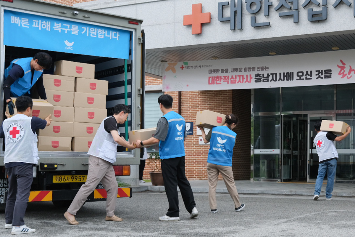 ▲대한적십자사 충남지사에서 18일 SPC그룹 해피봉사단 직원들이 수해 이재민들을 위한 구호물품을 전달하고 있다. (사진제공=SPC그룹)