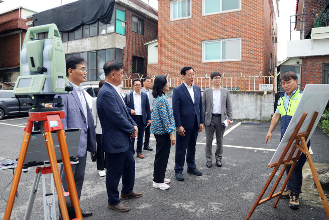 ▲어명소 LX공사 사장(오른쪽에서 세 번째)이 경기도 성남시 중원구 지적재조사 상대원2지구에서 현장시찰을 하고 있다. (사진제공=한국국토정보공사)