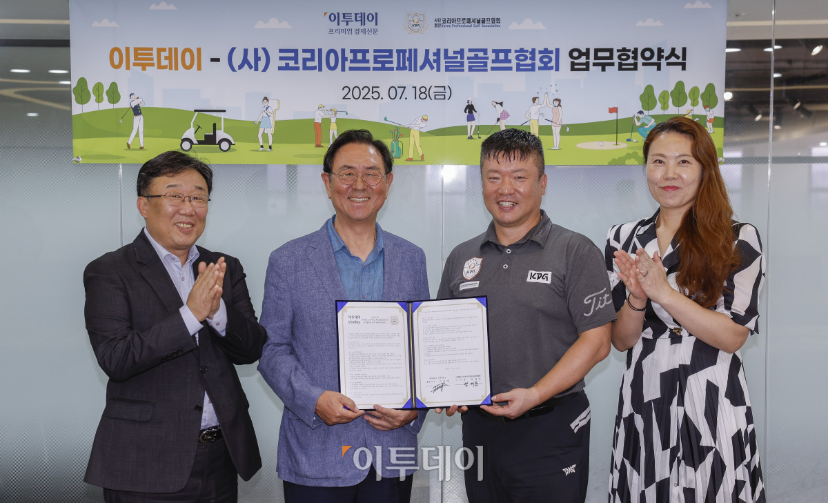 ▲이종재(왼쪽 두 번째) 이투데이그룹 부회장과 엄재용(왼쪽 세 번째) 코리아프로페셔널골프협회 이사장이 18일 서울 강남구 이투데이빌딩에서 열린 이투데이-코리아프로페셔널골프협회 업무협약식에서 협약서에 사인 후 기념촬영을 하고 있다. 왼쪽부터 한승훈 이투데이 마케팅본부장, 이 부회장, 엄 이사장, 김신옥 대한프로페셔널골프협회 상근이사. 조현호 기자 hyunho@