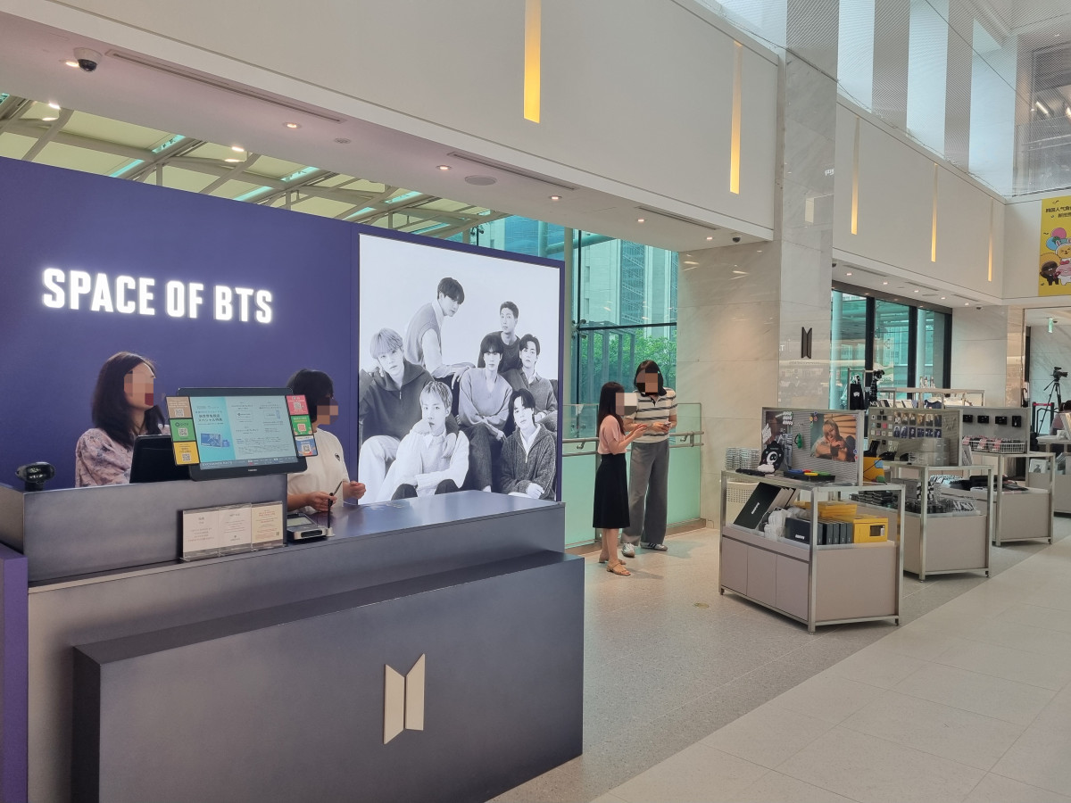 ▲신세계면세점 명동점 11층에 방탄소년단(BTS) 굿즈와 콘텐츠를 별도로 모은 '스페이스 오브 비티에스(SPACE OF BTS)' 매장이 있다. (유하영 기자 haha@)
