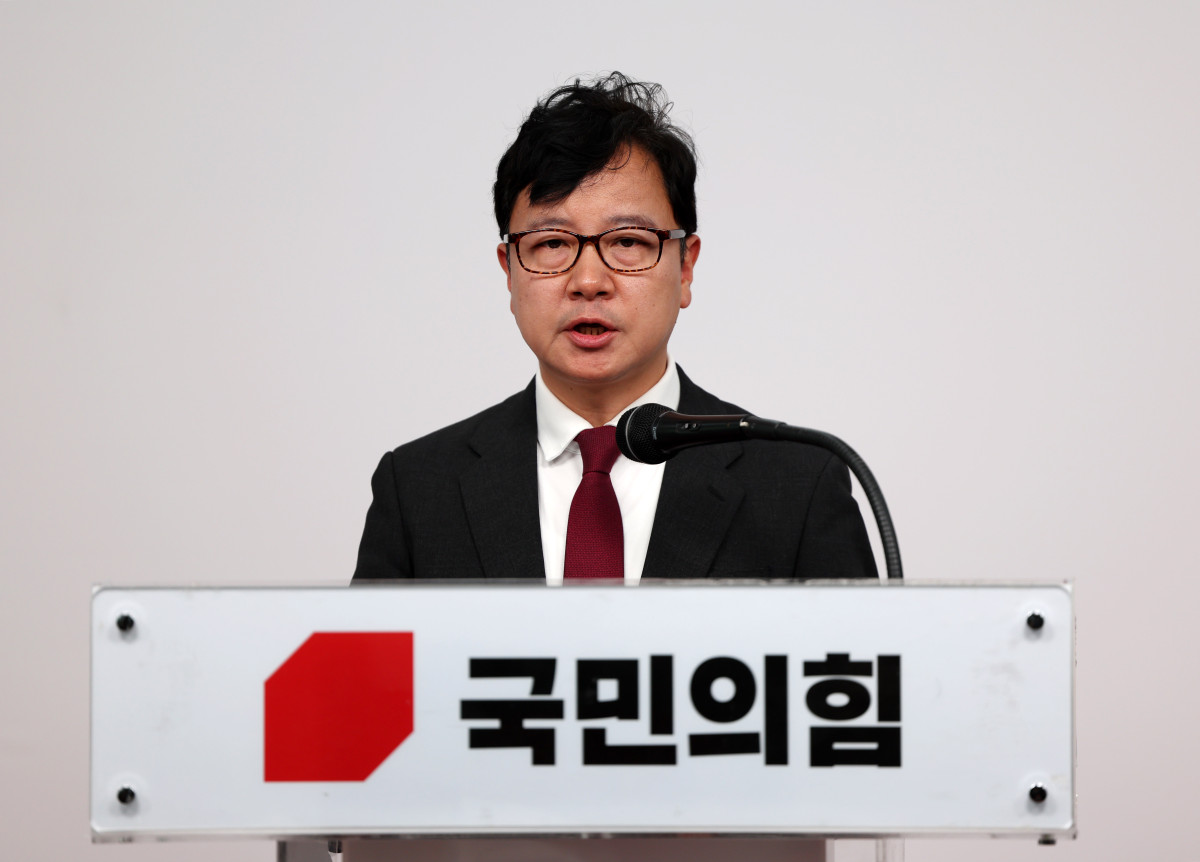 ▲호준석 국민의힘 혁신위원이 10일 오후 서울 여의도 국민의힘 중앙당사에서 혁신위 1차 회의 결과 브리핑을 하고 있다. 2025.07.10. (뉴시스)