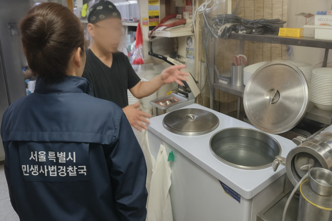 ▲일반음식점 내 콩물 보관(냉장) 상태 확인모습. (사진제공=서울시)