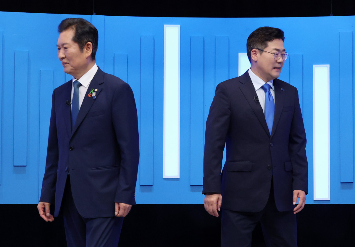 ▲정청래(왼쪽)·박찬대 더불어민주당 당대표 후보가 16일 서울 양천구 목동 SBS에서 TV토론회에 앞서 기념촬영을 한 뒤 자리로 돌아가고 있다. (연합뉴스)