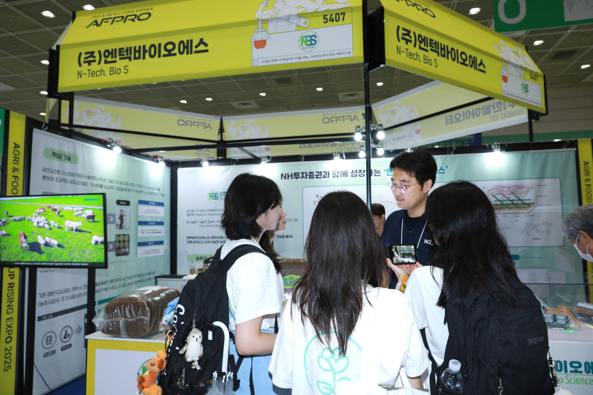 ▲관람객들이 18일 서울 코엑스에서 ‘제3회 농식품 테크 스타트업 창업박람회(AFPRO 2025) 스타트업 전시 부스를 살펴보고 있다.