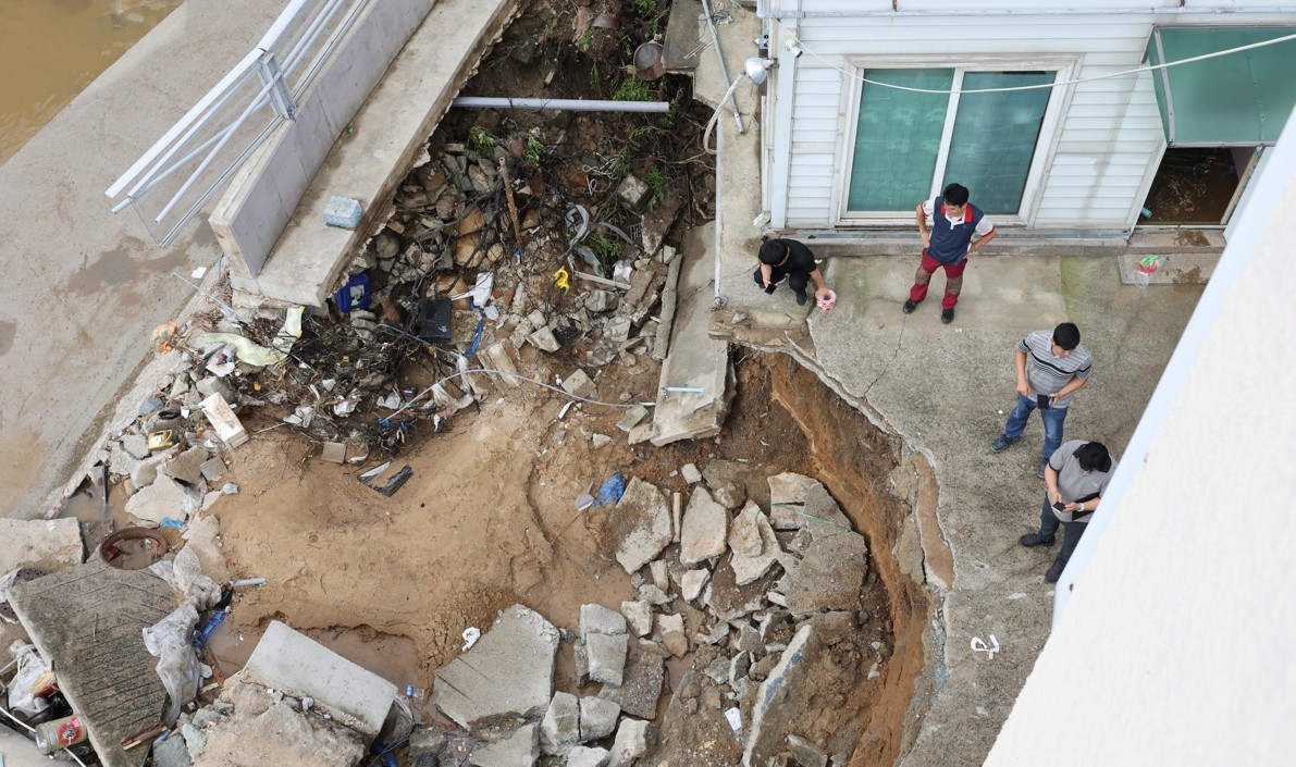 ▲광주 북구 신안동 한 공장의 바닥이 전날 쏟아진 역대급 폭우의 영향으로 무너져있다. (사진제공=연합뉴스)