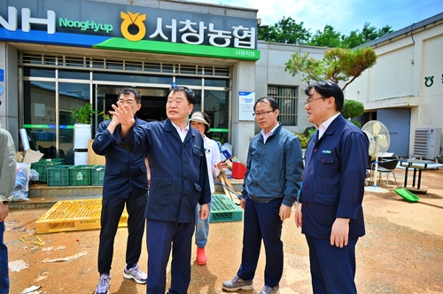 ▲광주 서창농협 폭우 피해 현장 방문한 농협중앙회 관계자들 (사진=농협 광주본부)