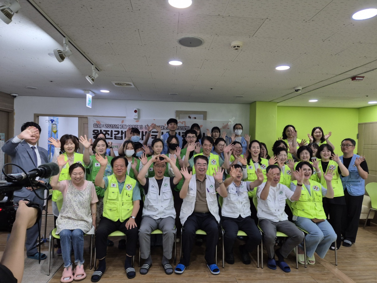 ▲그린닥터스가 폭우를 뚫고 선재요양병원 의료봉사를 가서 기념사진을 찍고 있다. (사진제공=그린닥터스)