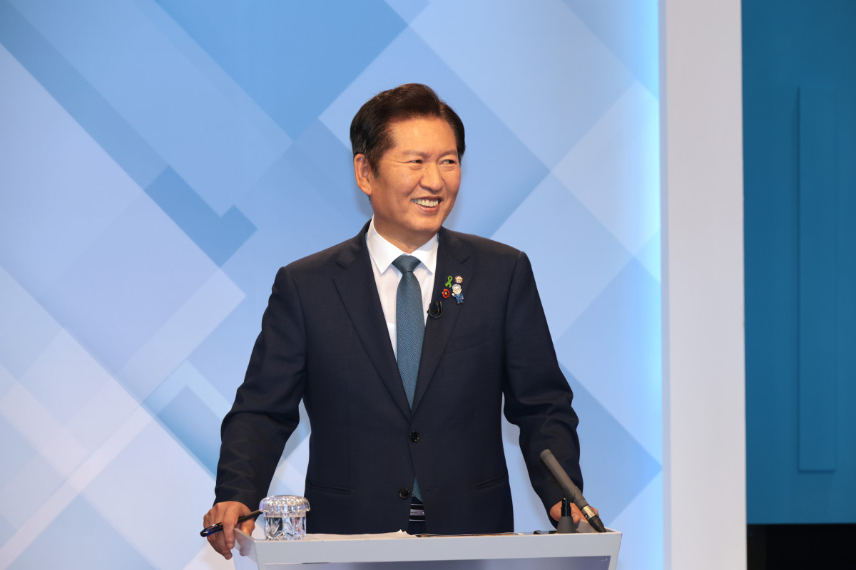 ▲더불어민주당 정청래 당대표 후보가 16일 서울 목동 SBS 스튜디오에서 열린 더불어민주당 당대표 후보 토론회에서 박찬대 후보를 웃으며 바라보고 있다. 2025.7.16 (연합뉴스)
