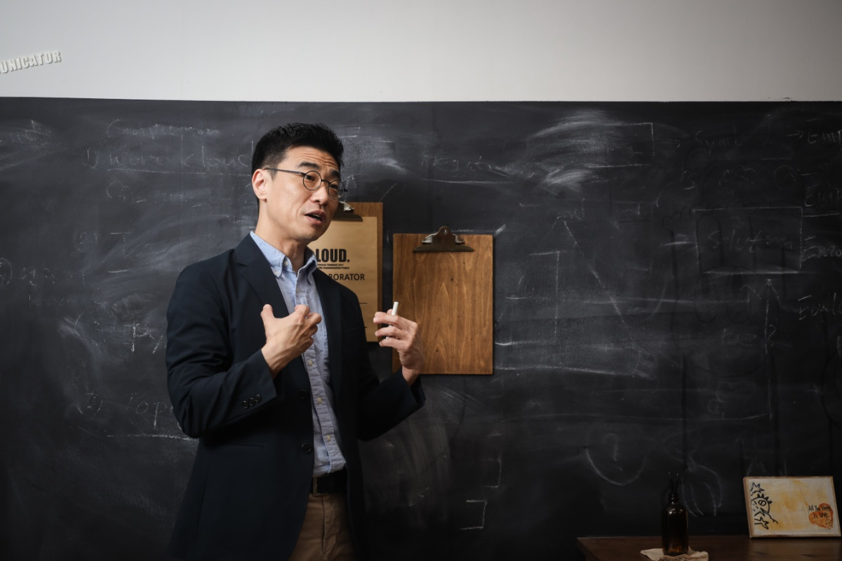 ▲이종혁 광운대학교 교수가 공공소통연구소에서 '공공캠페인 개발을 위한 디자인싱킹 방법론'에 대해 설명하고 있다. (사진제공=한국에너지공단)