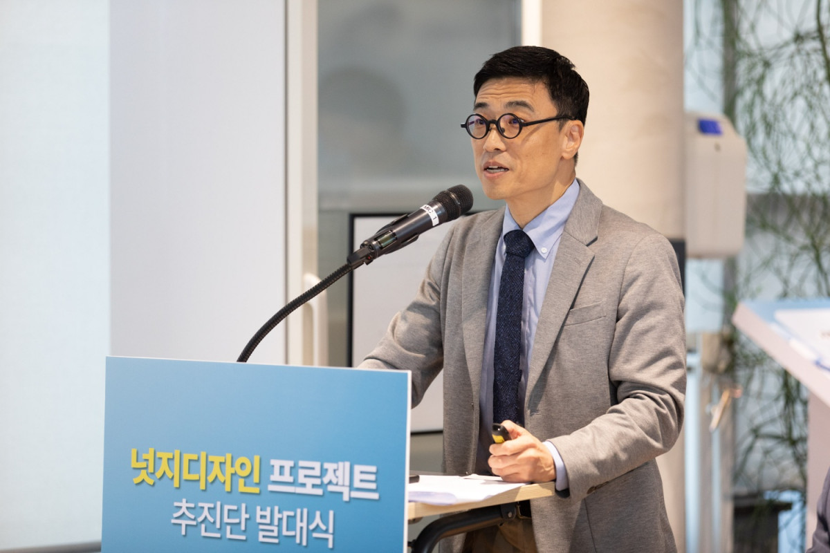 ▲이종혁 광운대학교 교수가 2023년 8월 산업통상자원부 주관 넛지디자인 프로젝트 추진단 발대식에서 '온도주의 캠페인과 거꾸로 온도계' 디자인에 대해 발표하고 있다. (사진제공=한국에너지공단)