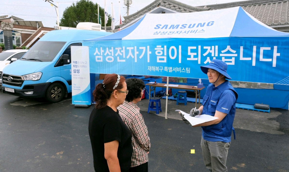 ▲7월 18일(금) 충청남도 예산군 삽교읍에서 삼성전자서비스 엔지니어가 수해 복구 특별 점검 서비스를 실시하는 모습 (자료제공=삼성전자서비스)