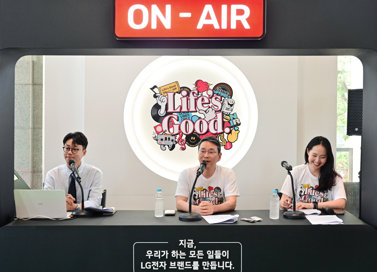 ▲지난달 23일 여의도 LG트윈타워에서 열린 행사에서 조주완 사장이 라디오 DJ로 참여해 ‘Life’s Good' 브랜드 가치를 실천한 임직원들의 사연을 소개하고 있다. (자료제공=LG전자)