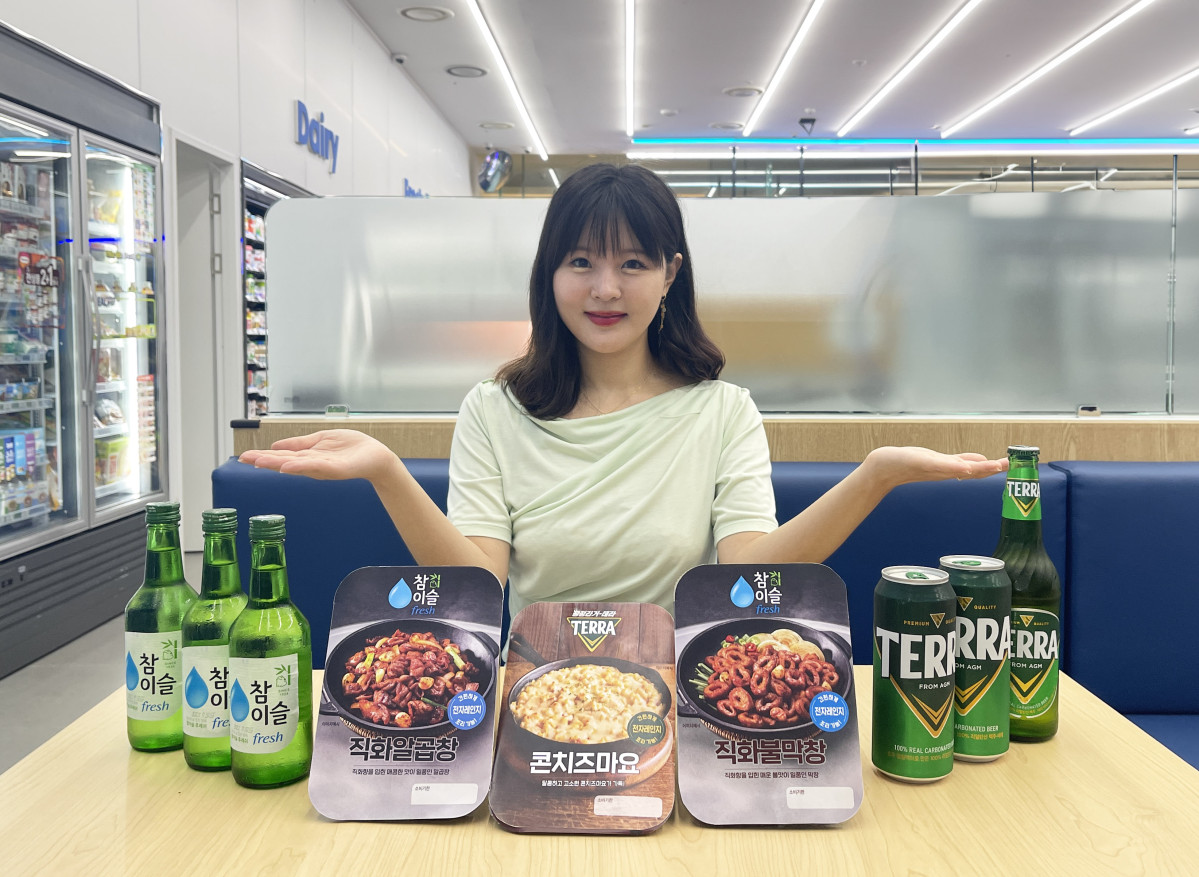 ▲모델이 GS25가 하이트진로와 손잡고 개발한 '참이슬·테라’ 전용 안주를 들고 포즈를 취하고 있다. (사진제공=GS리테일)