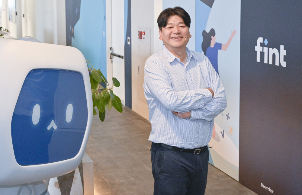 ▲송인성 디셈버앤컴퍼니 대표이사가 15일 서울 강남구 디셈버앤컴퍼니에서 이투데이와 인터뷰에 앞서 포즈를 취하고 있다. 조현호 기자 hyunho@ (이투데이DB)