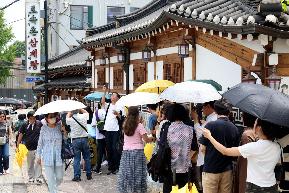 ▲초복(初伏)인 20일 서울 종로구 한 삼계탕집 앞에 시민들이 길게 줄을 서 입장을 기다리고 있다. 초복은 삼복 가운데 첫 번째에 드는 복날로 소서와 대서 사이에 위치, 더위가 본격적으로 시작되는 시기다. 기상청은 계속되던 폭우가 그치고 습하고 무더운 날씨가 이어지겠다고 예보했다. 신태현 기자 holjjak@