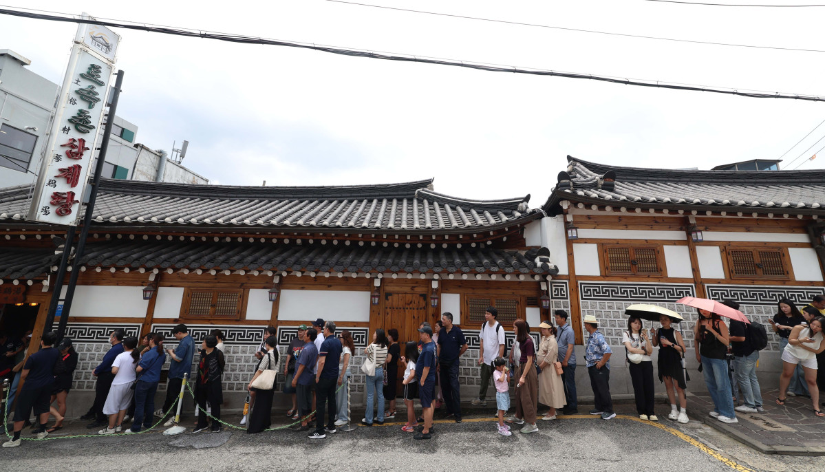 ▲초복(初伏)인 20일 서울 종로구 한 삼계탕집 앞에 시민들이 길게 줄을 서 입장을 기다리고 있다. 초복은 삼복 가운데 첫 번째에 드는 복날로 소서와 대서 사이에 위치, 더위가 본격적으로 시작되는 시기다. 기상청은 계속되던 폭우가 그치고 습하고 무더운 날씨가 이어지겠다고 예보했다. 신태현 기자 holjjak@