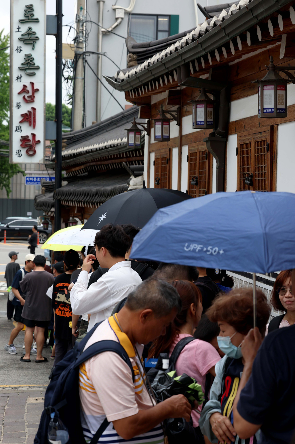▲초복(初伏)인 20일 서울 종로구 한 삼계탕집 앞에 시민들이 길게 줄을 서 입장을 기다리고 있다. 초복은 삼복 가운데 첫 번째에 드는 복날로 소서와 대서 사이에 위치, 더위가 본격적으로 시작되는 시기다. 기상청은 계속되던 폭우가 그치고 습하고 무더운 날씨가 이어지겠다고 예보했다. 신태현 기자 holjjak@