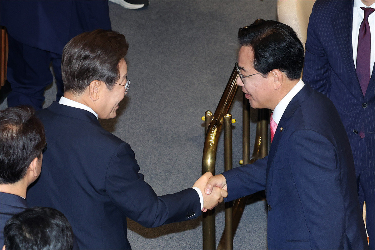 ▲국회사진기자단 = 이재명 대통령이 26일 오전 서울 여의도 국회에서 열린 제426회국회(임시회) 제2차 본회의에서 2025년도 제2회 추가경정예산안에 대한 정부의 시정연설을 마친 뒤 송언석 국민의힘 원내대표와 인사하고 있다. 2025.06.26. (뉴시스)
