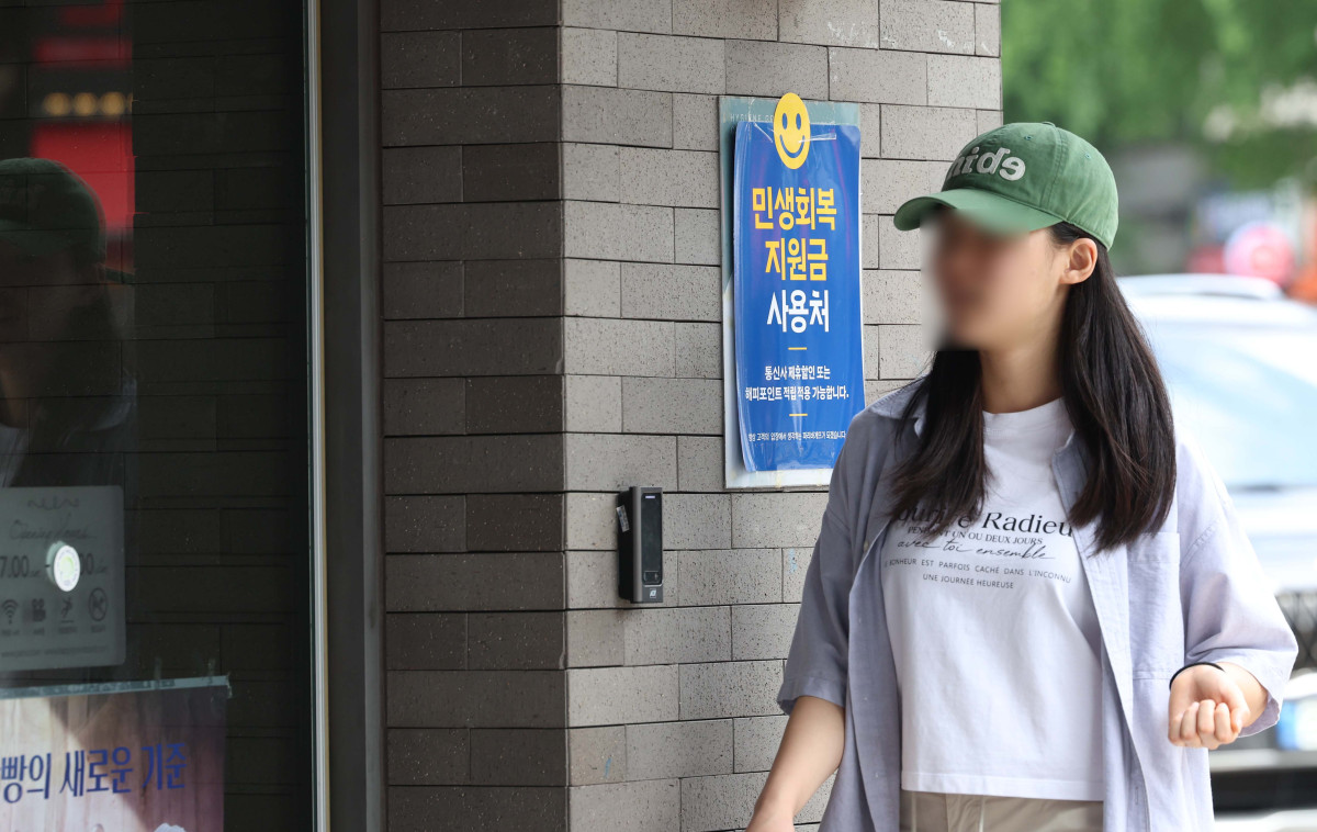 ▲민생회복 소비 쿠폰 지급을 하루 앞둔 20일 서울의 한 제과점 앞에 소비쿠폰 사용가능 안내문이 게시돼 있다. 정부는 21일 오전 9시부터 온·오프라인을 통해 민생회복 소비쿠폰 1차 지급 신청을 시작한다. 소비활성화와 소상공인 및 자영업자 매출확대를 위한 조치다. 신청 첫 주는 온·오프라인 모두 출생연도 끝자리를 기준으로 요일제를 적용한다. 소비쿠폰은 소득 상위 10% 15만원, 일반 국민 25만원, 한부모·차상위 가족 40만원, 기초수급자 50만원을 1∼2차에 걸쳐 지급한다. 신태현 기자 holjjak@