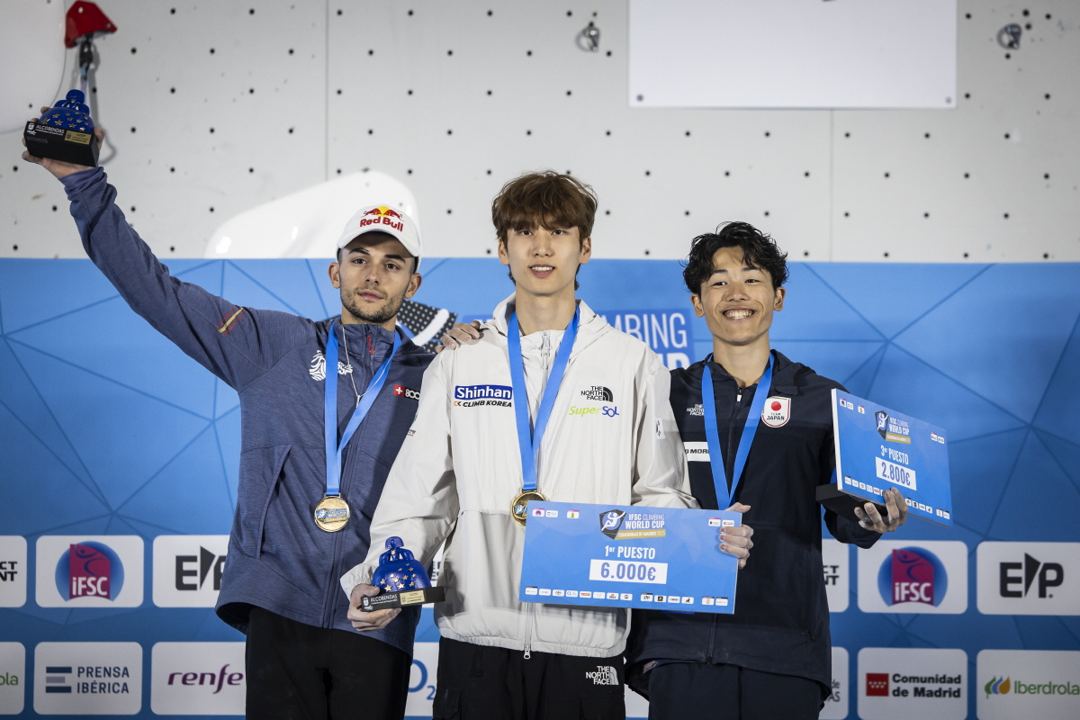 ▲이도현(가운데)이 20일(한국시간) 스페인 마드리드에서 치러진 2025 IFSC 월드컵 12차 대회 남자부 리드 결승에서 우승한 후 시상식에서 기념촬영을 하고 있다. (사진제공=대한산악연맹)