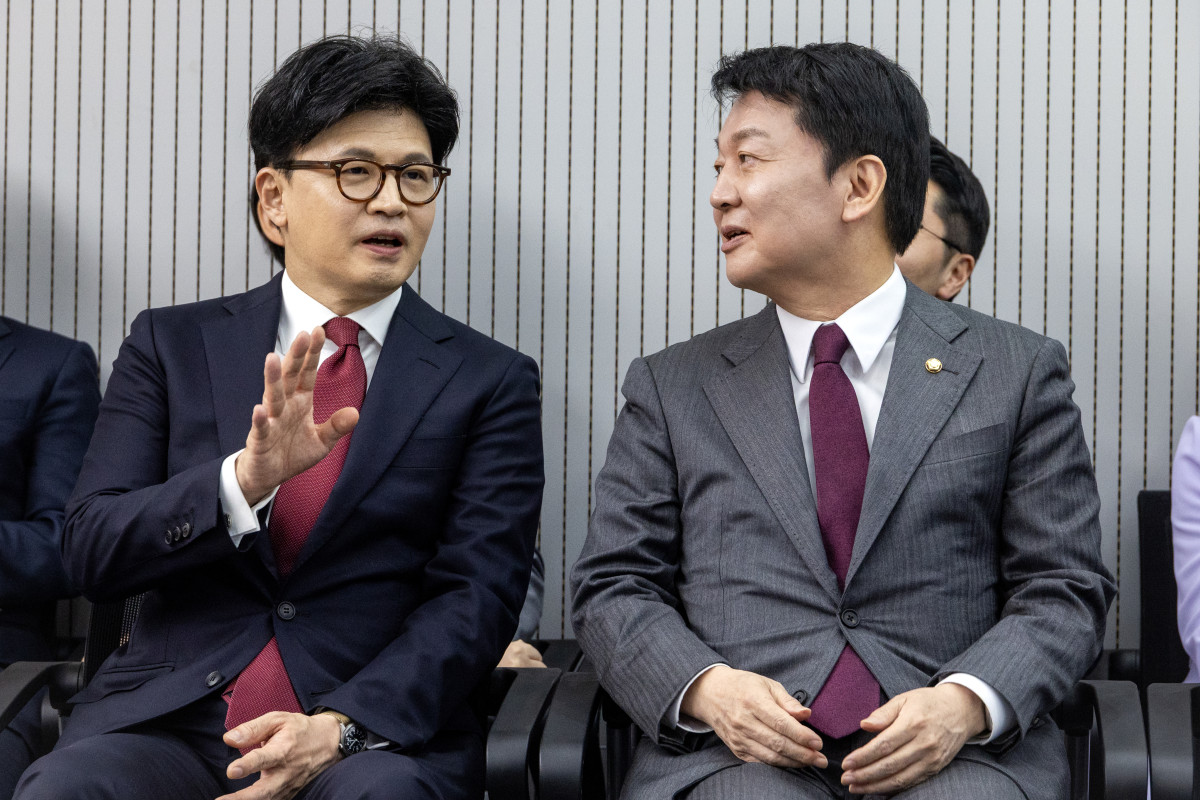 ▲국회사진기자단= 제21대 대통령후보자 국민의힘 3차 경선 진출자를 발표하는 29일 오후 서울 여의도 국민의힘 중앙당사에서 한동훈, 안철수 후보가 대화하고 있다. 2025.04.29. (뉴시스)