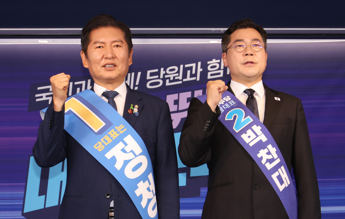▲더불어민주당 정청래(왼쪽), 박찬대 당대표 후보가 20일 서울 여의도 더불어민주당 당사에서 열린 당대표 및 최고위원 선출을 위한 영남권 합동연설회에서 기념촬영을 하고 있다. (사진=뉴시스)