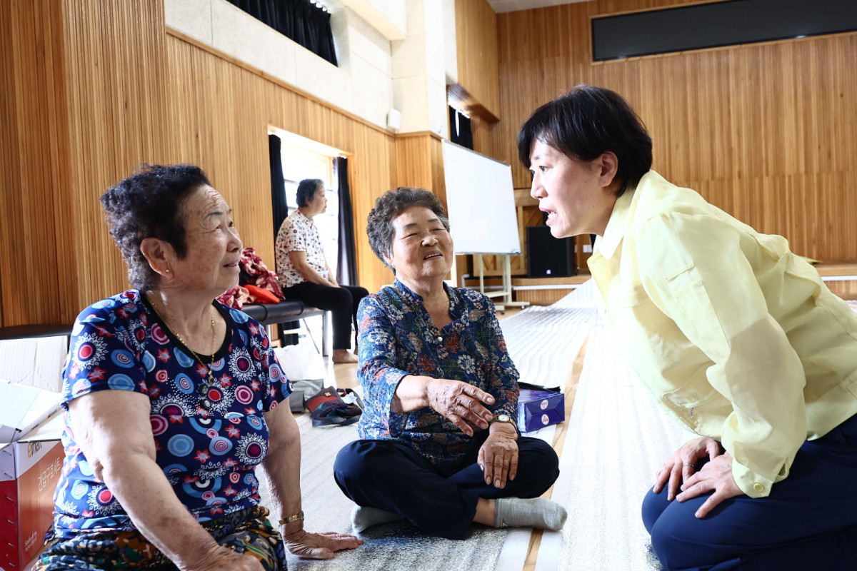 ▲송미령 농림축산식품부 장관이 20일 70여 명의 주민이 대피하고 있는 산청읍 지리 소재 ‘산엔청 복지회관’을 방문해 대피 중인 주민들을 위로하고 있다. (사진제공=농림축산식품부)