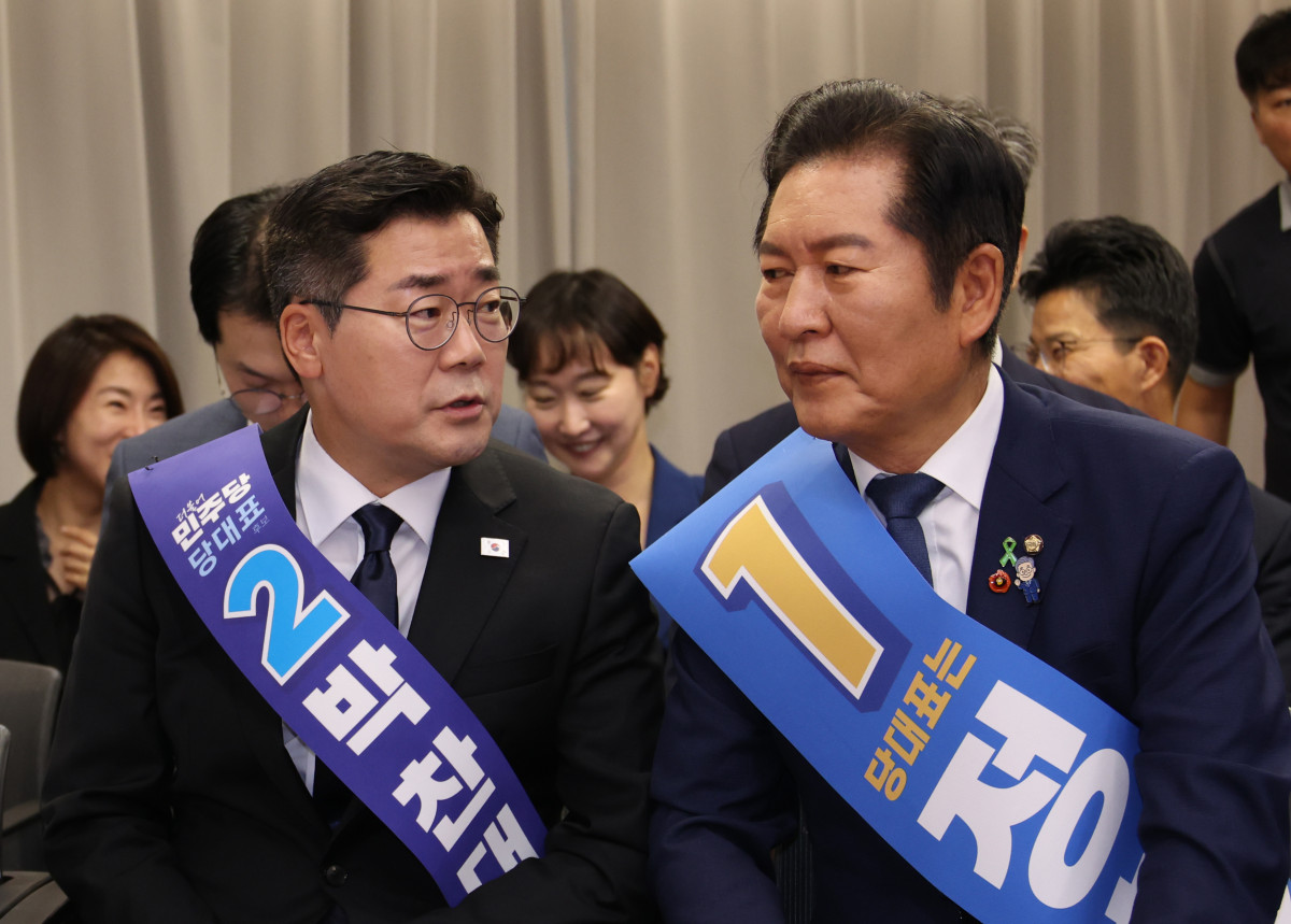 ▲더불어민주당 박찬대(왼쪽), 정청래 당대표 후보가 20일 서울 여의도 더불어민주당 당사에서 열린 당대표 및 최고위원 선출을 위한 영남권 합동연설회에서 대화를 하고 있다. (사진=뉴시스)
