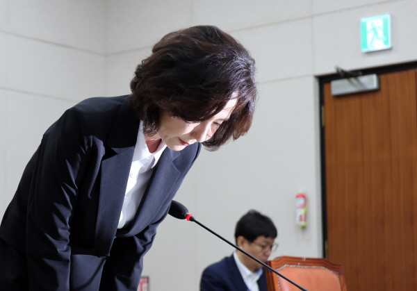 ▲이진숙 사회부총리 겸 교육부 장관 후보자가 16일 서울 여의도 국회 교육위원회에서 열린 인사청문회에서 모두발언 후 인사를 하고 있다. (뉴시스)