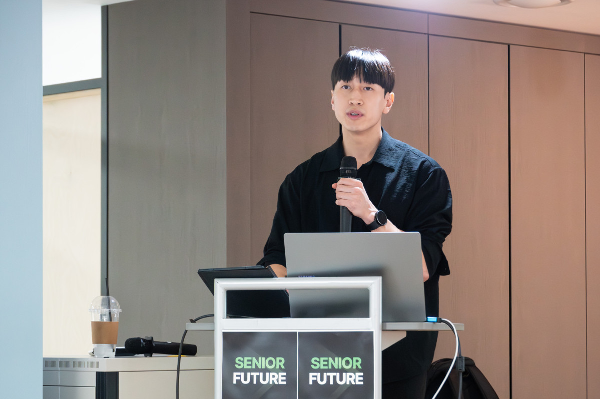 ▲정동호 시니어퓨처 대표가 ‘청년의 시니어 미래 디자인’을 주제로 강연하고 있다. 청년과 시니어가 함께 만드는 산업 생태계 구축 방안을 공유하며, 자신의 창업 여정과 커뮤니티 운영 경험을 진솔하게 풀어냈다.(이준호 기자)