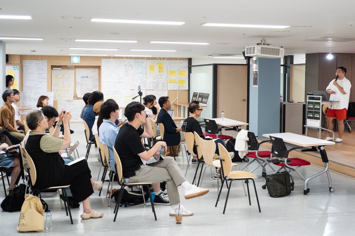 ▲유대영 더뉴그레이 대표의 강연 모습. 그는 100만 팔로워를 보유한 시니어 콘텐츠 브랜드의 성장 과정과 시니어 크리에이터 육성 사례를 중심으로, 나이듦의 새로운 문화적 상상을 제시했다.(이준호 기자)