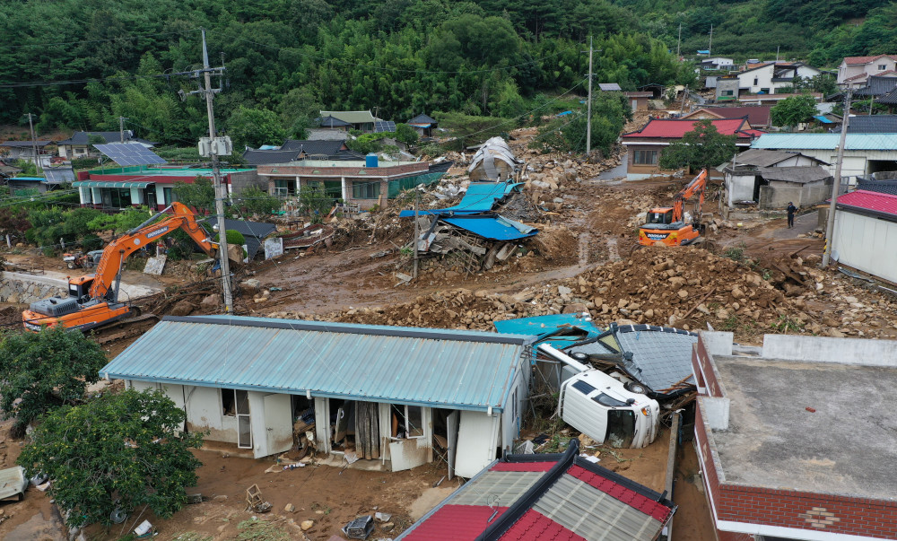▲20일 오후 경남 산청군 산청읍 외정마을에 전날 집중호우와 산사태 영향으로 주택이 파손되고 트럭이 전도되는 등 많은 피해가 발생했다. (연합뉴스)