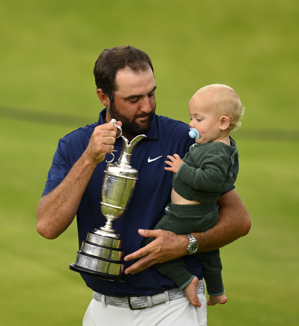 ▲20일(현지시간) 영국 북아일랜드 로열 포트러시 골프클럽.미국의 스코티 셰플러가 제153회 디오픈에서 우승한 뒤 아들 베넷과 함께 기쁨을 나누고 있다. (EPA/연합뉴스)