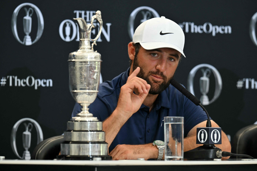 ▲20일(현지시간) 영국 북아일랜드 로열 포트러시 골프클럽.미국 골퍼 스코티 셰플러가 제153회 디오픈 챔피언십에서 우승한 뒤, ‘챔피언 골퍼 오브 더 이어’에게 주어지는 클라레 저그(우승 트로피)를 곁에 두고 기자회견에 임하고 있다. (AFP/연합뉴스)