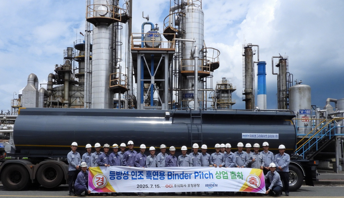 ▲이비덴그라파이트코리아향 피치 첫 출하 기념식 단체 사진. (OCI)