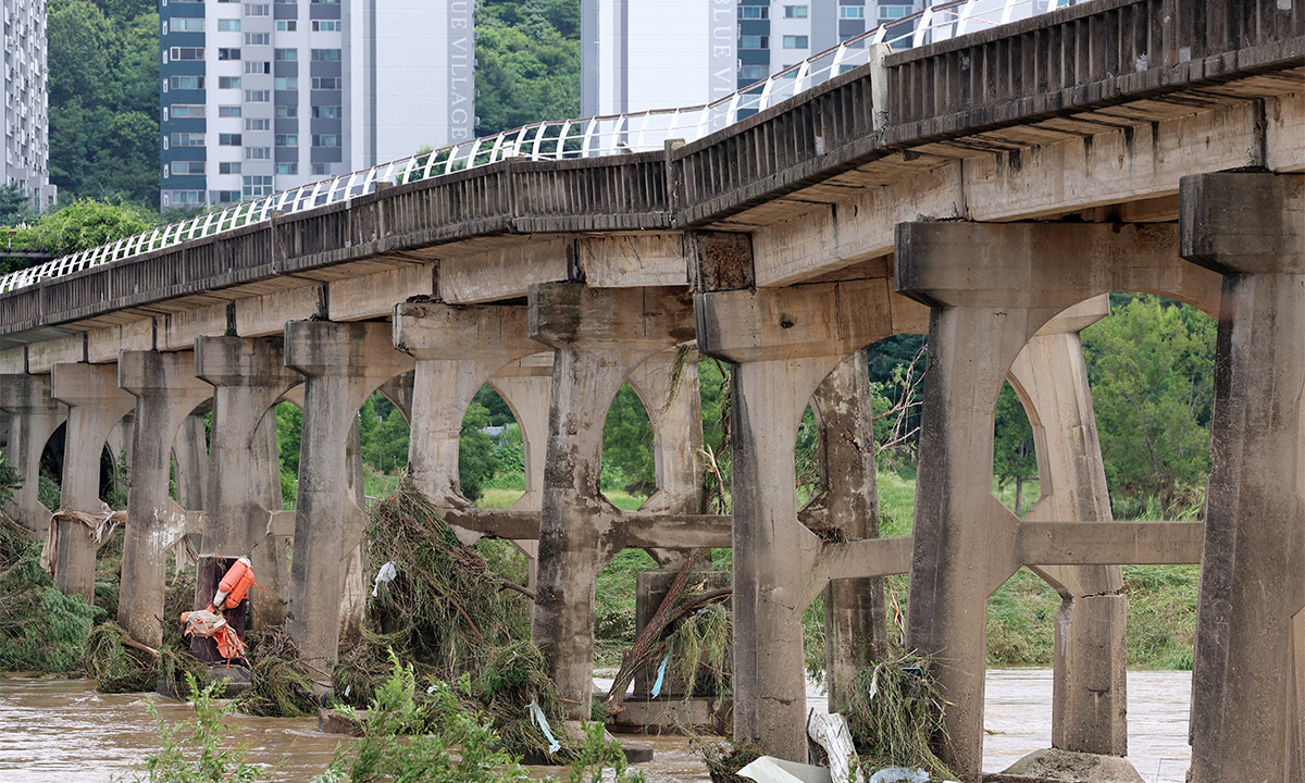 ▲광주 북구 동림동 옛 산동교가 전날 극한 호우에 교각이 파손돼 상판이 휘어 있다. (연합뉴스)