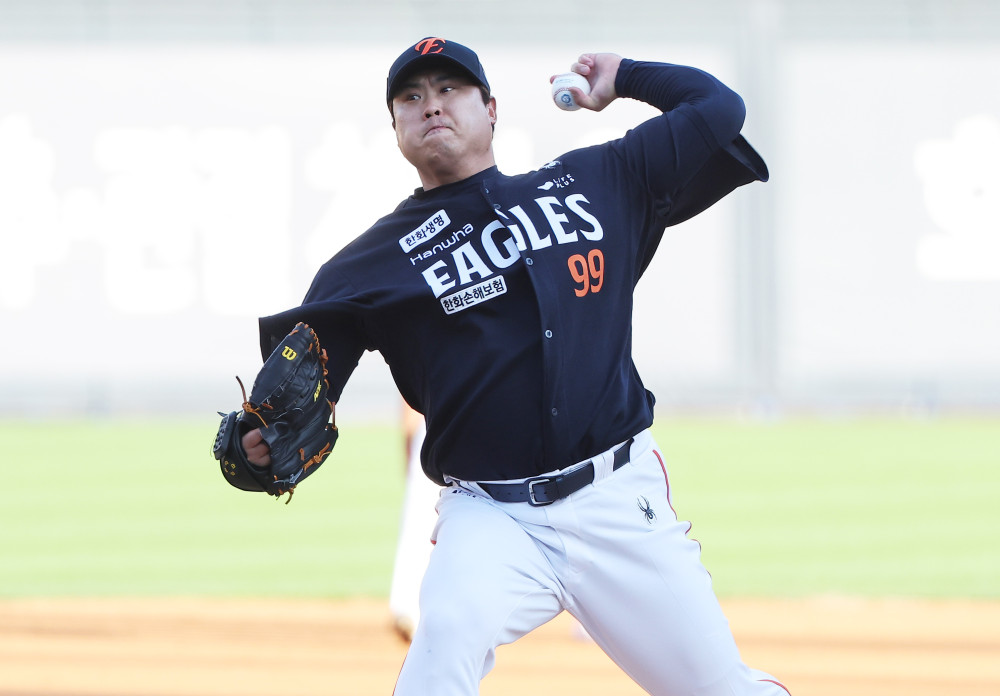 ▲20일 경기도 수원케이티위즈파크에서 열린 2025 KBO리그 프로야구 한화 이글스와 kt wiz의 경기. 1회말 한화 선발투수 류현진이 역투하고 있다.  (연합뉴스)