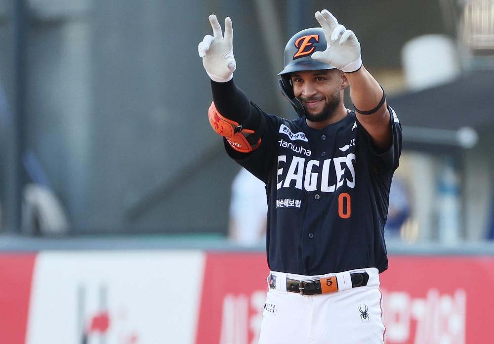 ▲20일 경기도 수원케이티위즈파크에서 열린 2025 KBO리그 프로야구 한화 이글스와 kt wiz의 경기. 1회초 무사 주자 1루에서 한화 리베라토가 안타를 치고 기뻐하고 있다.  (연합뉴스)