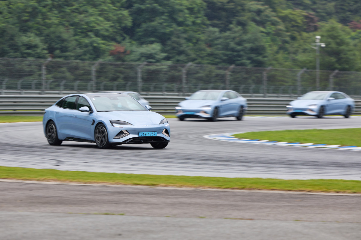 ▲경기도 용인 스피드웨이에서 서킷을 달리고 있는 씰(SEAL)의 모습. (사진=BYD코리아)