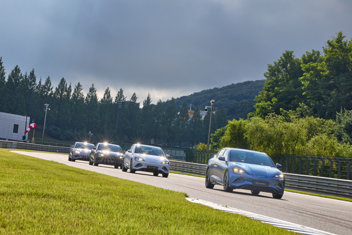 ▲경기도 용인 스피드웨이에서 서킷을 달리고 있는 씰(SEAL)의 모습. (사진=BYD코리아)