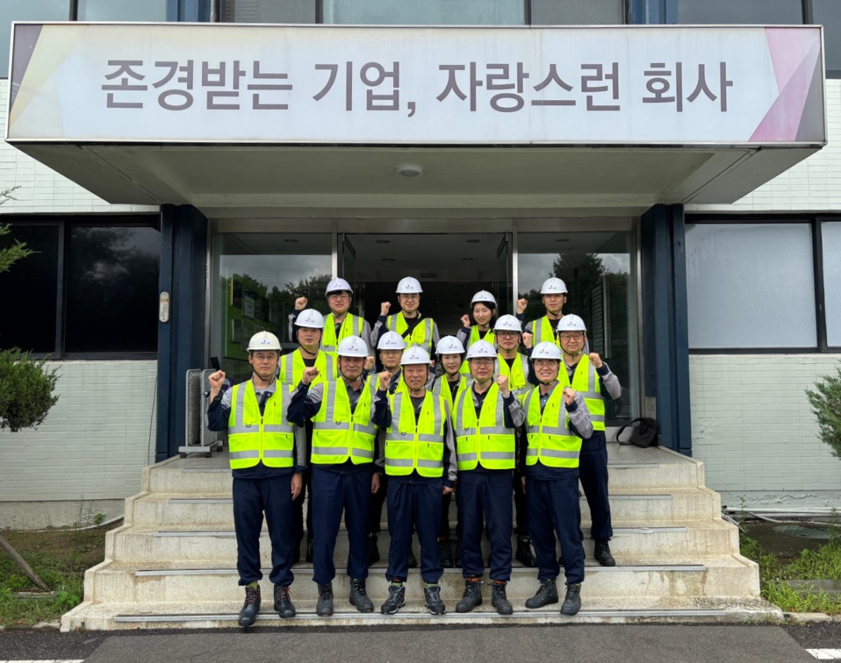 ▲KG스틸 및 자회사 임직원들이 온열질환 예방 캠페인에 참여한 뒤 기념사진을 촬영하고 있다. (사진= KG스틸)