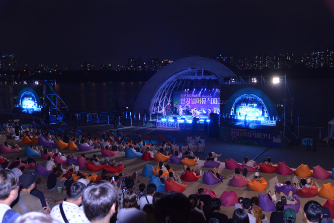 ▲서울시 '한강썸머뮤직 피크닉'을 즐기는 시민 모습. (사진제공=서울시)