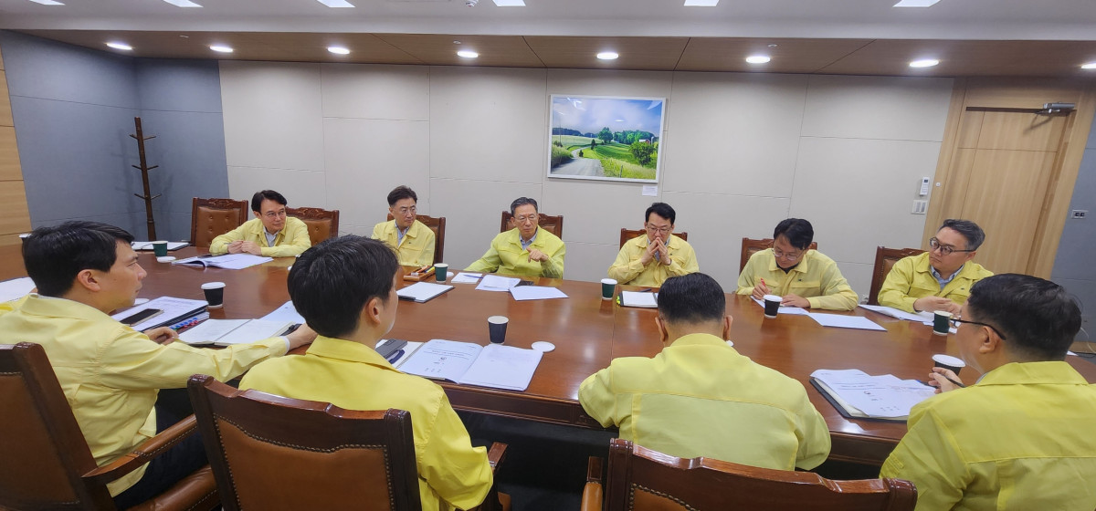 ▲ 법무부는 20일 정성호(윗줄 왼쪽 세번째) 장관이 주재하는 비상긴급점검회의를 열고, 경기‧충남‧전남‧경남 집중 호우로 인한 인명 및 재산 피해 복구를 돕기 위해 승재현 인권국장을 단장으로 하는 ‘피해 복구 지원단’을 구성하기로 결정했다. 정 장관은 노만석 검찰총장 직무대행(대검찰청 차장 검사)에게 수해 지역 신속 복구를 위한 피해 주민 소환 자제 등 방안을 마련하도록 지시했다. (사진 제공 = 법무부)