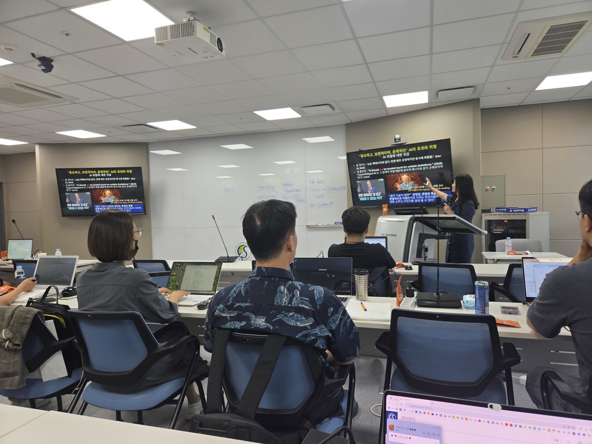 ▲강의실에서 AI 수업에 몰입 중인 수강생들 (김재학 기자)