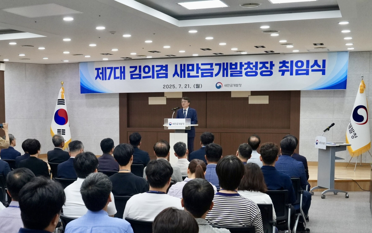 ▲김의겸 신임 새만금개발청장이 21일 전라북도 군산시 새만금개발청에서 열린 취임식에서 취임사를 하고 있다. (사진제공=새만금개발청)