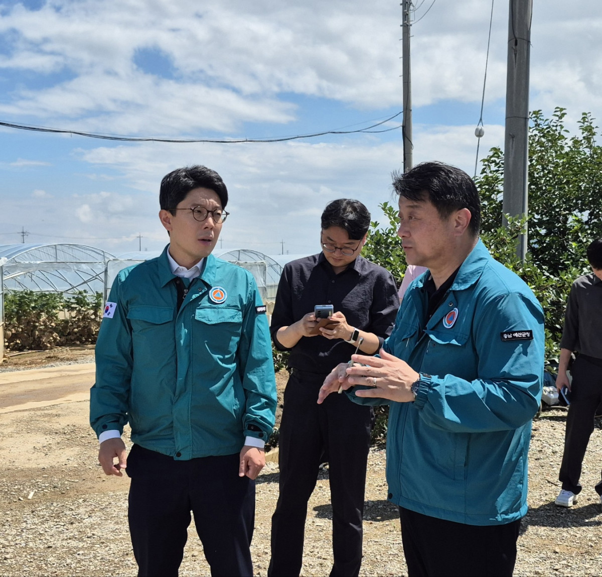 ▲21일 충청남도 호우 피해 지역을 방문한 김병민(왼쪽) 서울시 정무부시장. (사진제공=서울시)