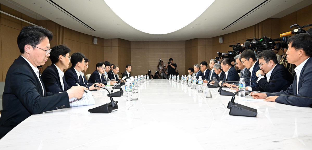 ▲김정관 산업통상자원부 장관이 21일 서울 중구 대한상공회의소에서 열린 ‘대미 통상 긴급점검회의’에서 모두발언을 하고 있다. 신태현 기자 holjjak@