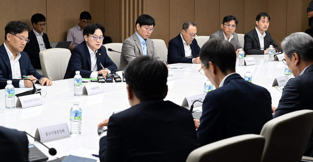 ▲김정관 산업통상자원부 장관이 21일 서울 중구 대한상공회의소에서 열린 ‘대미 통상 긴급점검회의’에서 모두발언을 하고 있다. 신태현 기자 holjjak@