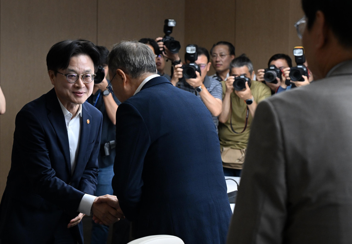 ▲김정관 산업통상자원부 장관이 21일 서울 중구 대한상공회의소에서 열린 ‘대미 통상 긴급점검회의’에서 참석자들과 인사하고 있다. 신태현 기자 holjjak@